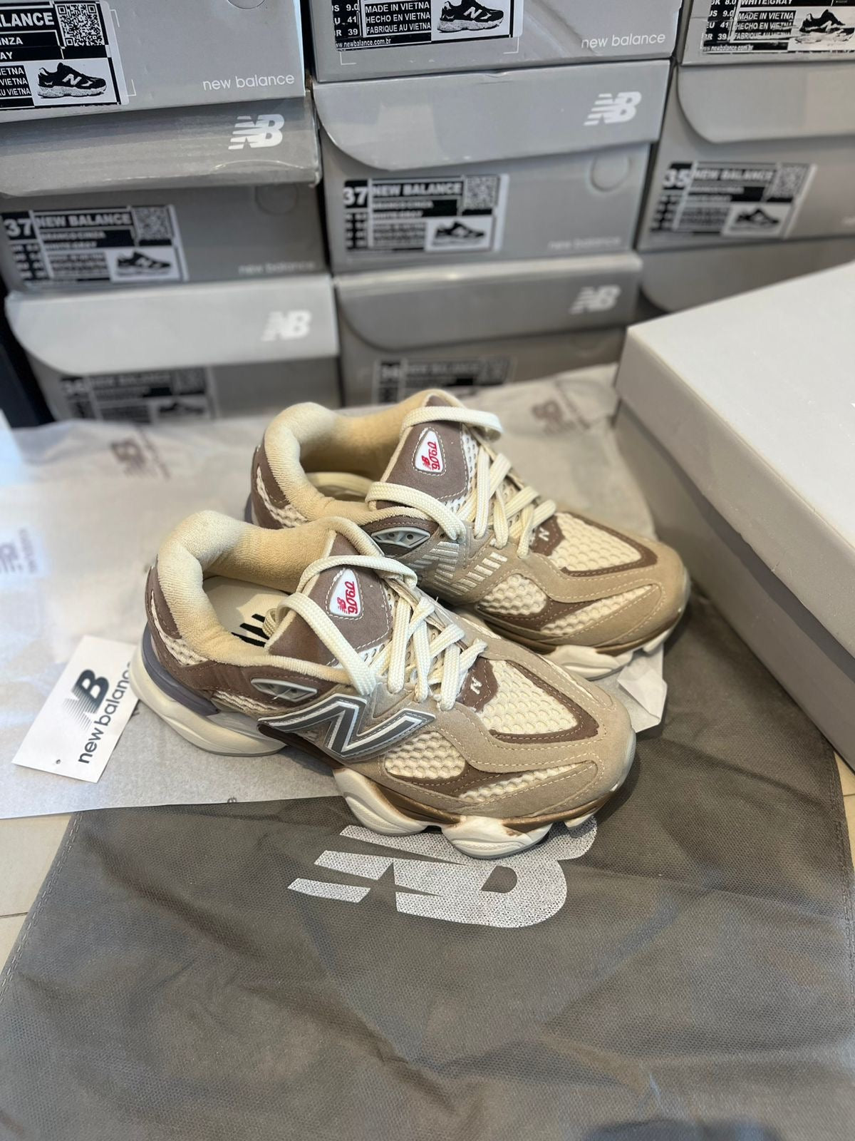 NB 9060 Bege con Marrón