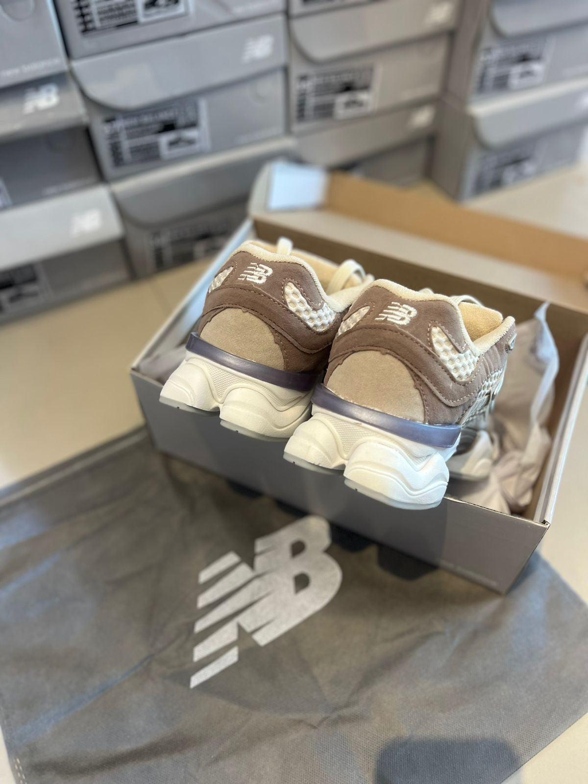 NB 9060 Bege con Marrón